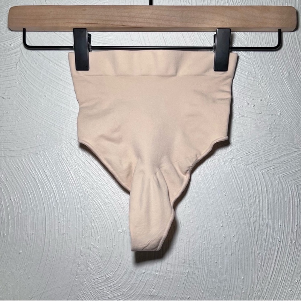 - SKIMS Seamless Sculpt Mid Waist Thong NWOT L/XL